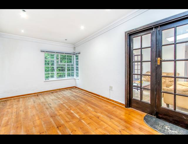 M² OFFICE TO LET IN THE GARDENS